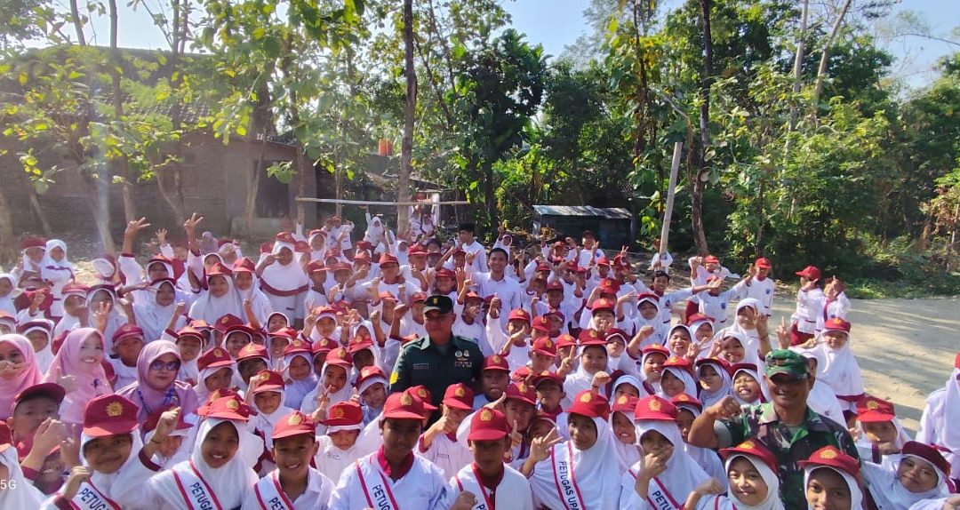 Upacara Bendera di MI Muhammadiyah Kramat, TNI Koramil Bendosari Jadi Inspektur