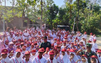 Upacara Bendera di MI Muhammadiyah Kramat, TNI Koramil Bendosari Jadi Inspektur